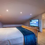 Yid Penthouse On River With Parking