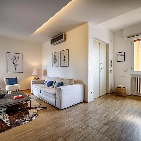 Yid Penthouse On River With Parking Apartment Florence