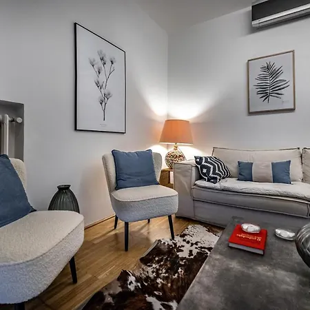 Yid Penthouse On River With Parking Apartment Florence