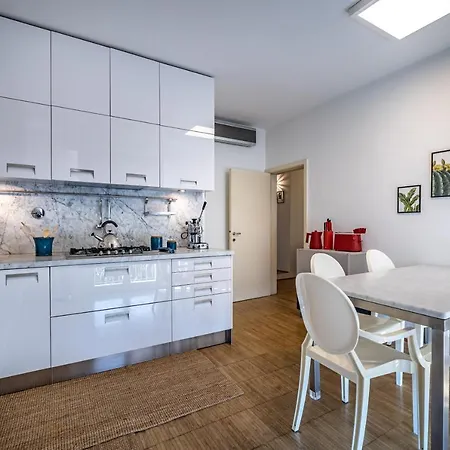 Yid Penthouse On River With Parking *