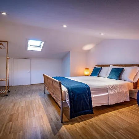 Yid Penthouse On River With Parking