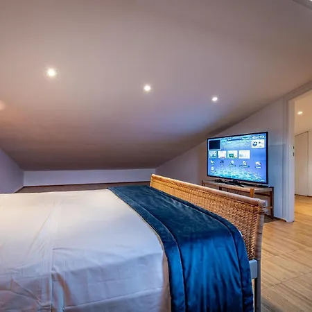 Yid Penthouse On River With Parking *
