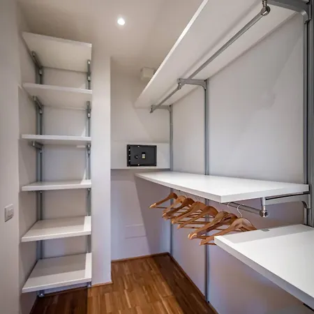 Yid Penthouse On River With Parking