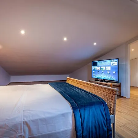 Yid Penthouse On River With Parking